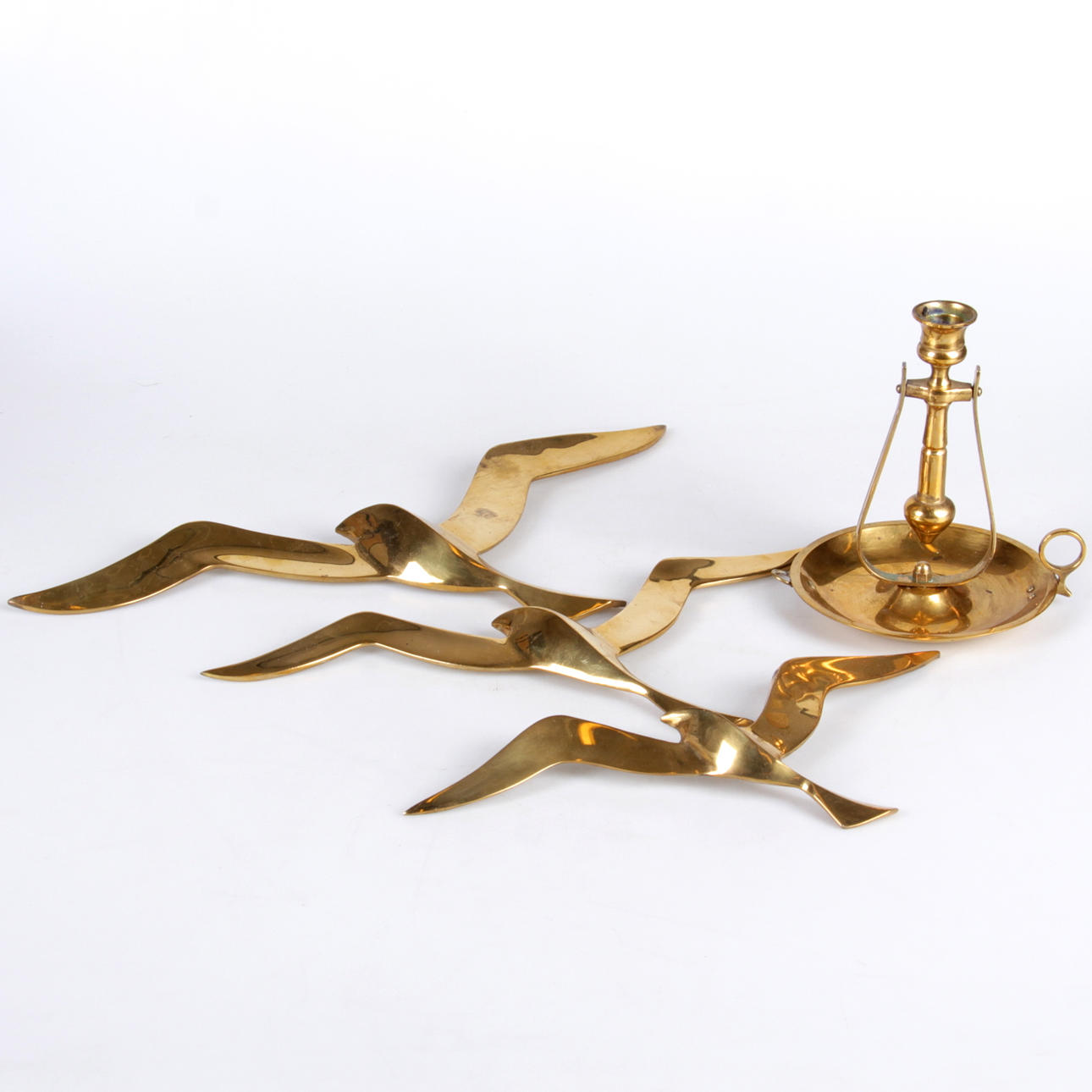 VÄGGDEKORATIONER, samt ljusstake, 4 delar, mässing, 1900-tal.