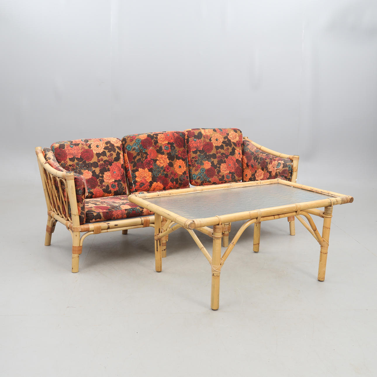 SOFÁ Y MESA DE JARDÍN, bambú/vidrio, años 70.