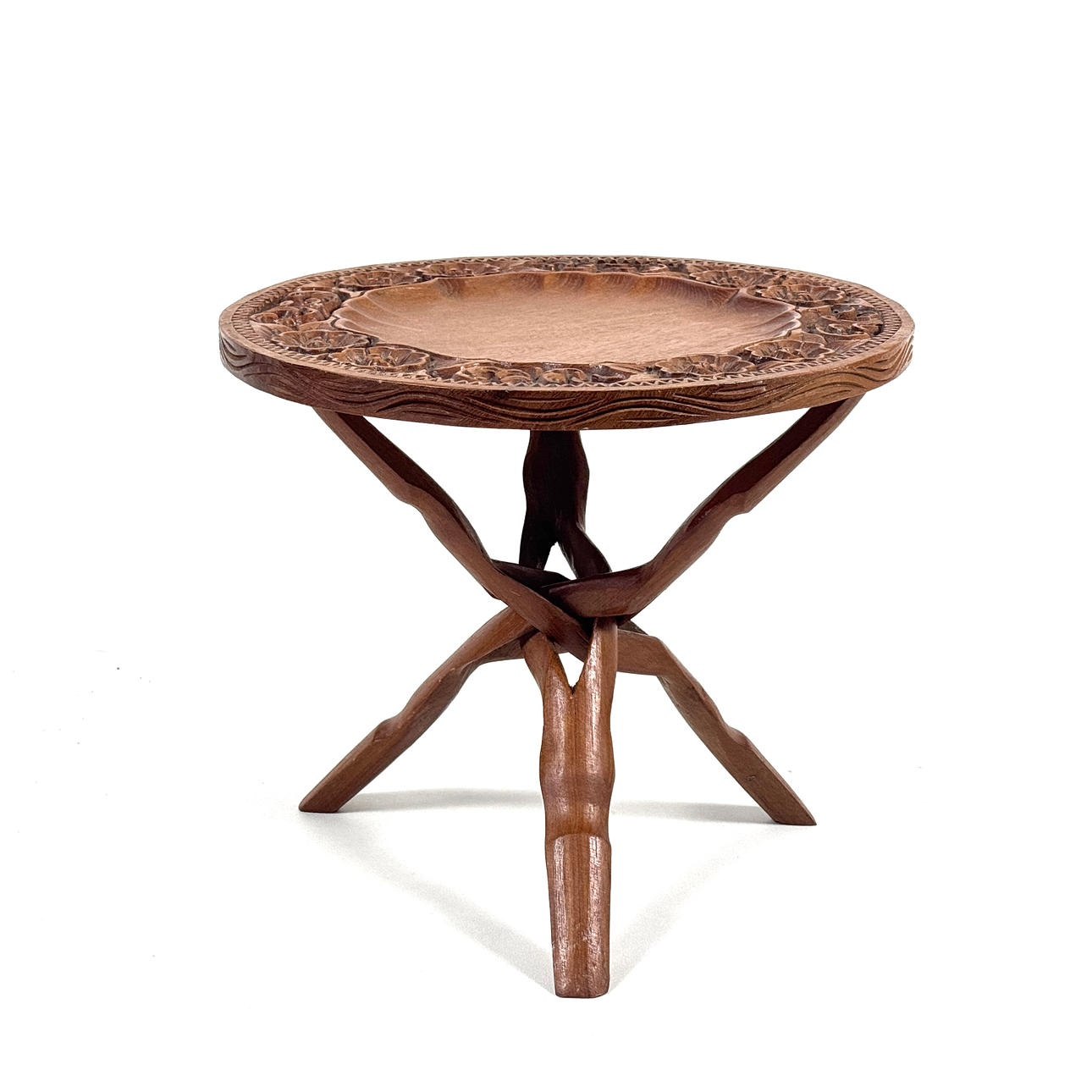 ORIENTALISKT SNIDAT PUSSELBORD.