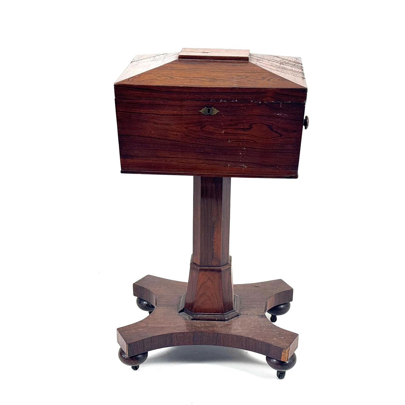 ANTIKE TEEKANNE AUS ROSENHOLZ.