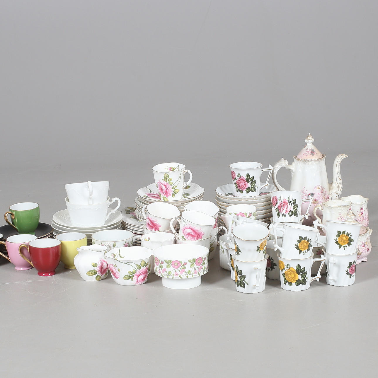 KAFFE/MOCCASERVISER, ca 81 delar, porslin, 1900-tal.