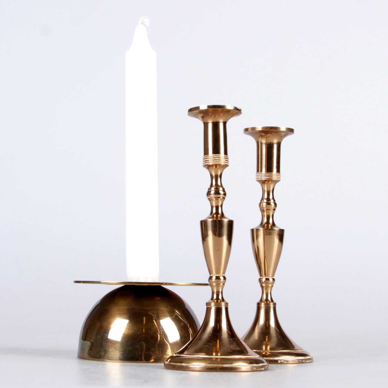 LJUSSTAKAR, 3 st. Mässing, varav en Anna-Stina Åberg, 1900-tal.