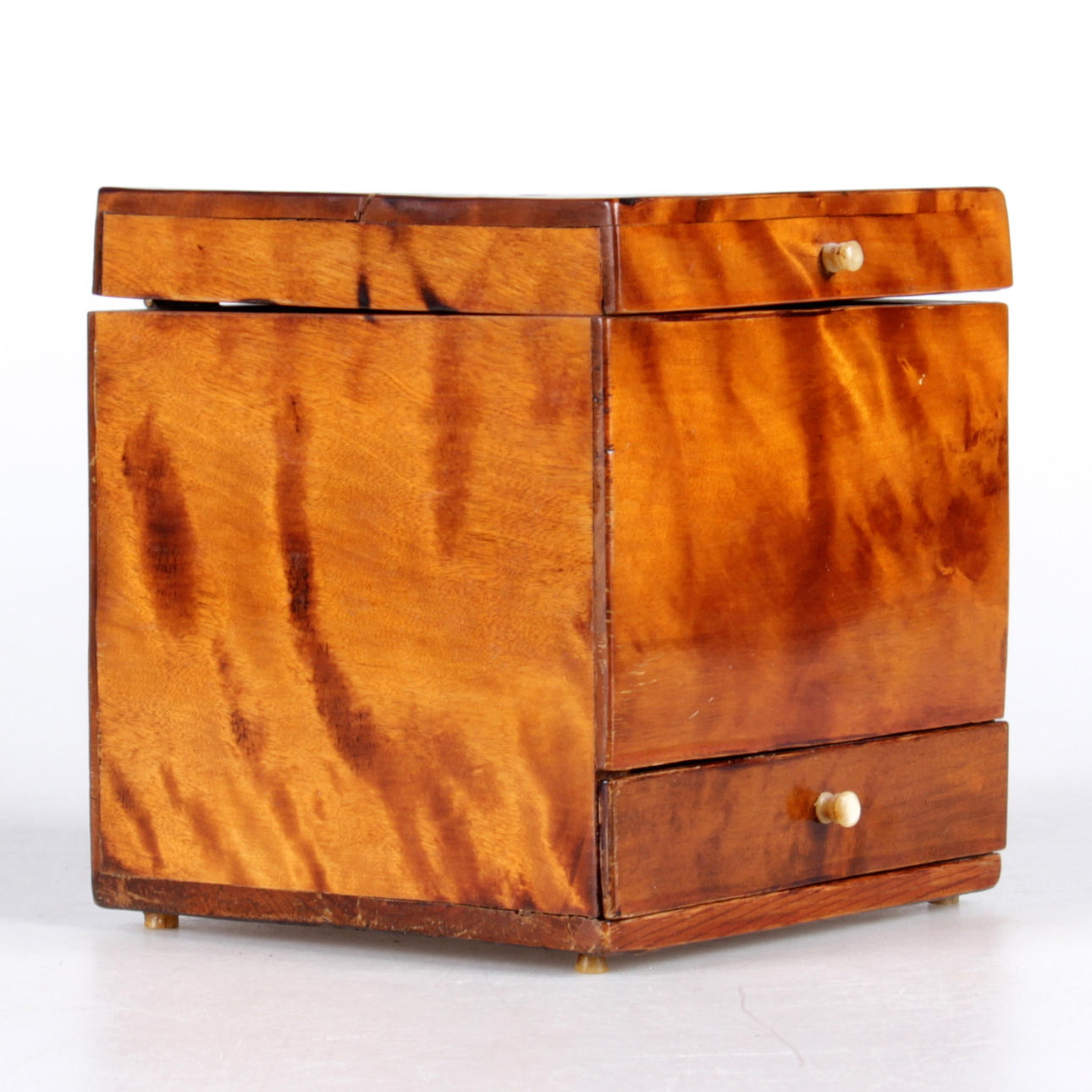 SKRIN, med rotfanér, allmoge, daterat 1860.