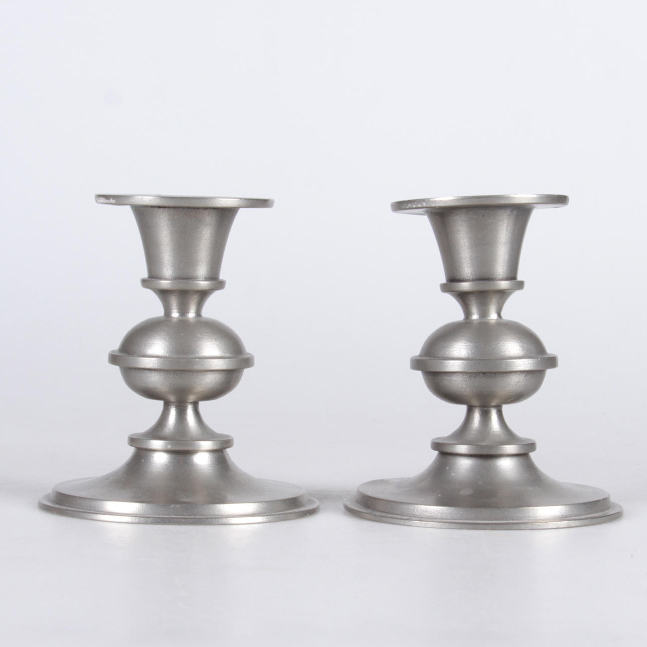 LJUSSTAKAR, ett par, tenn, Edvin Ollers, 1976.