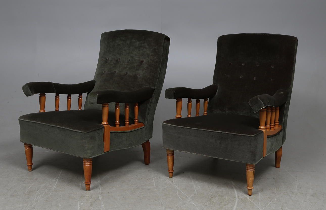 FÅTÖLJER, ett par, så kallade balustradfåtölj, omkring 1900.
