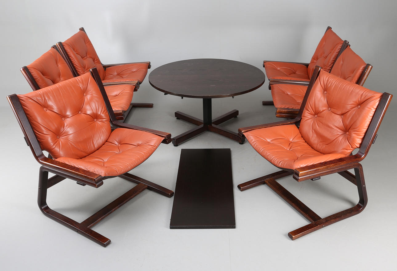 SITTGRUPP, 7 delar, skinn och trä, 1970-tal.