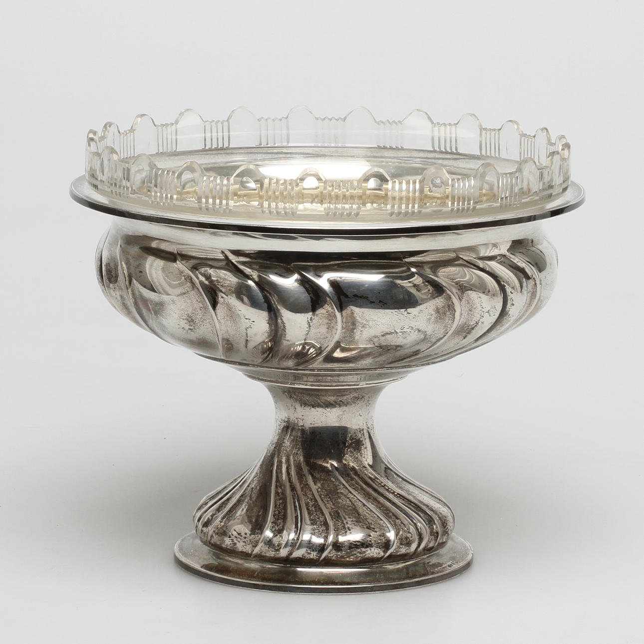 SKÅL, på fot, silver med glasinsats, importstämplad K Andersson, Göteborg 1916.