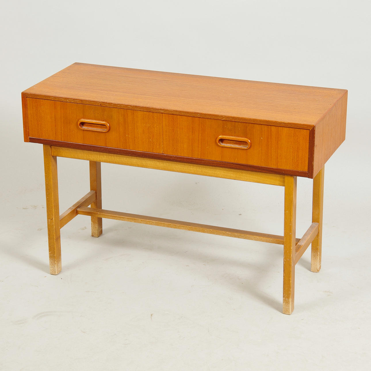 HALLBYRÅ, 2-lådig, teak, 1900-talets mitt.