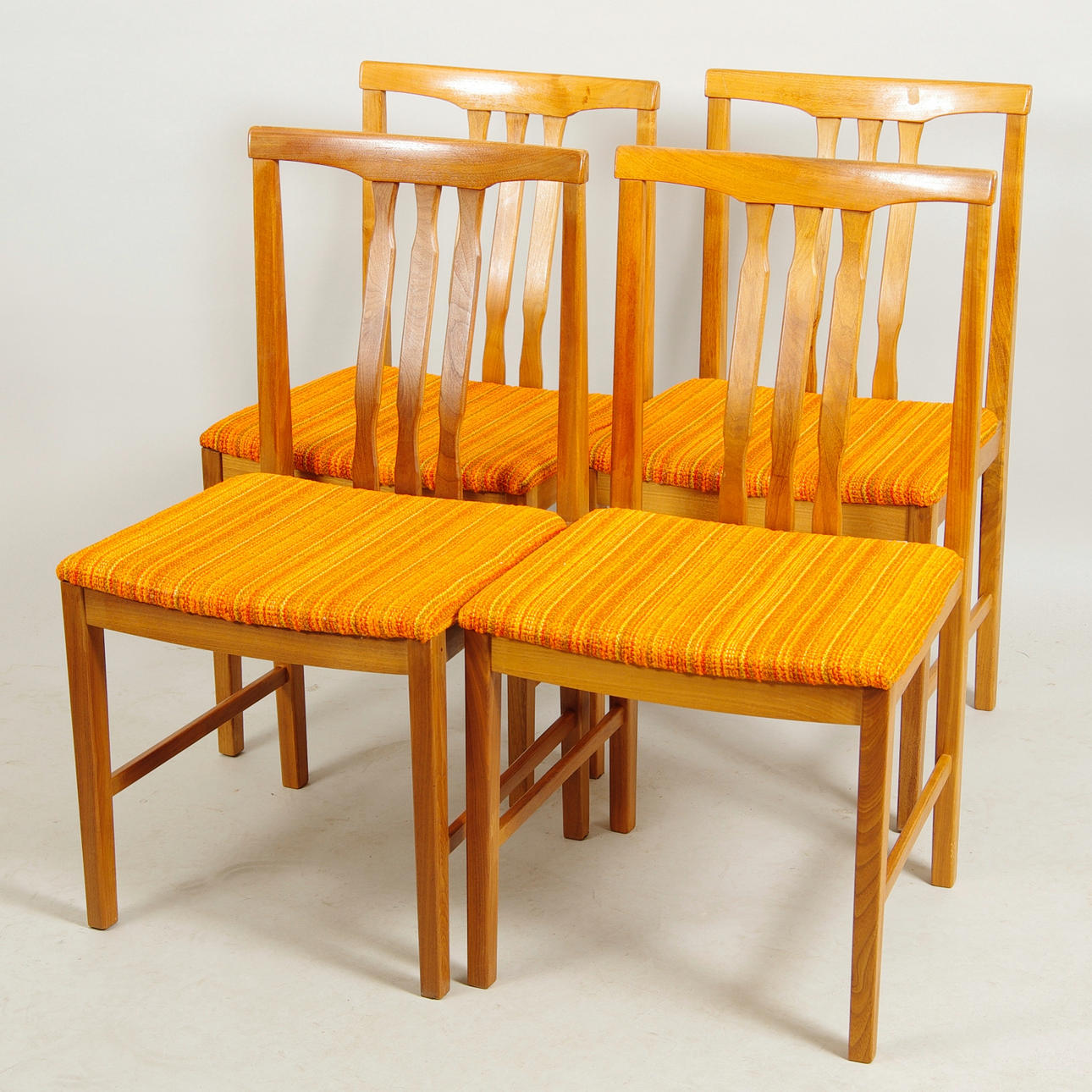 STOLAR, 4 stycken, valnöt, 1970-tal.