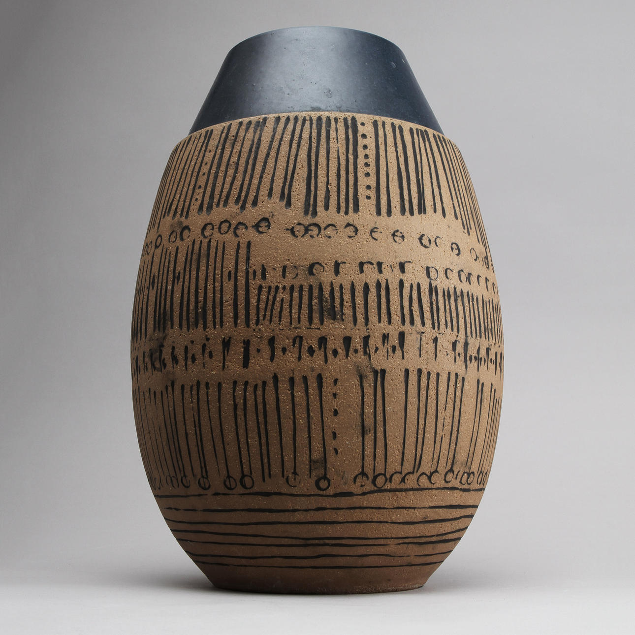 LISA LARSON. Bodenvase, Steinzeug, Gustavsberg. Unterzeichnet.