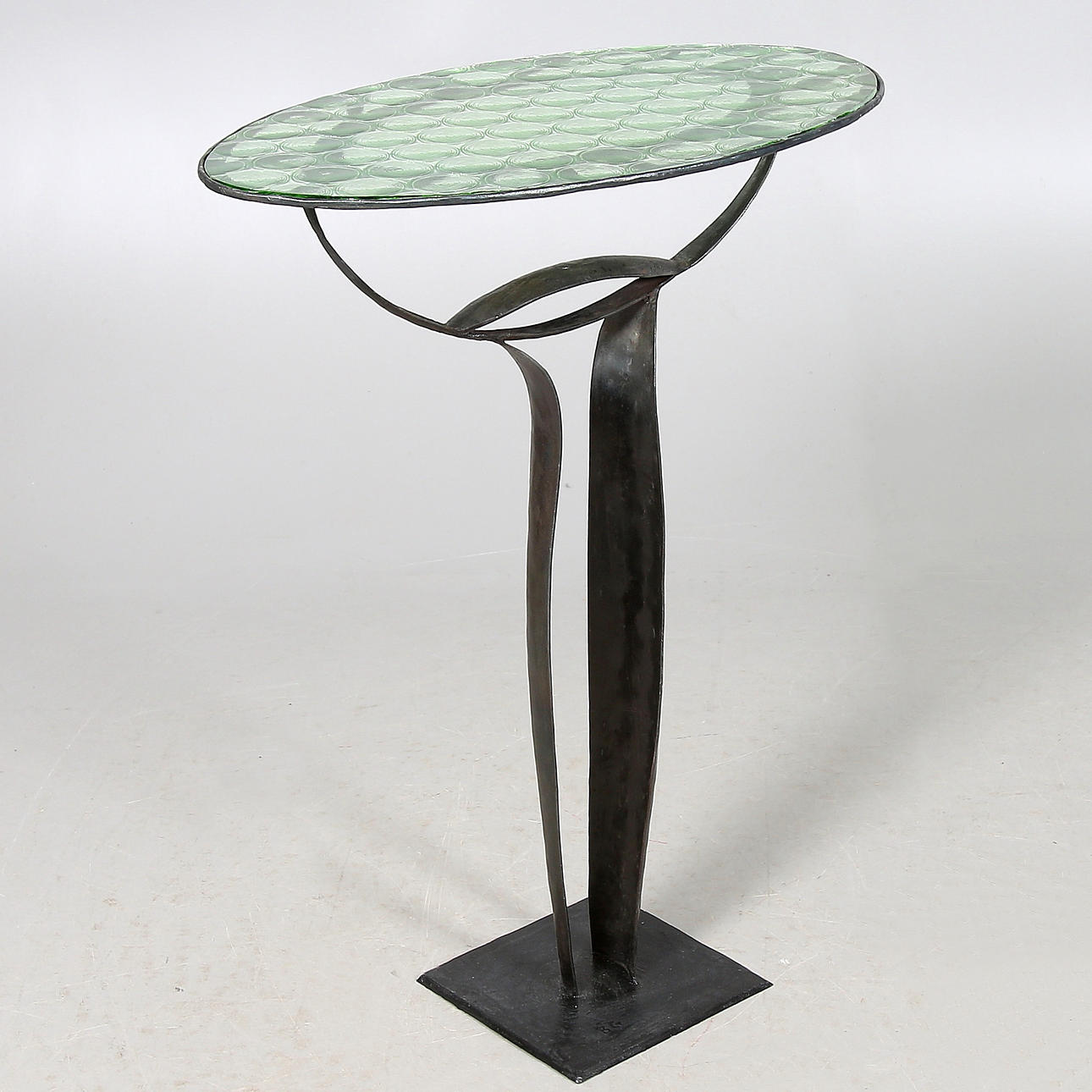 BJÖRN GIMSTEDT. Skulptur/piedestal, smide och glas, signerad och daterad 2016.