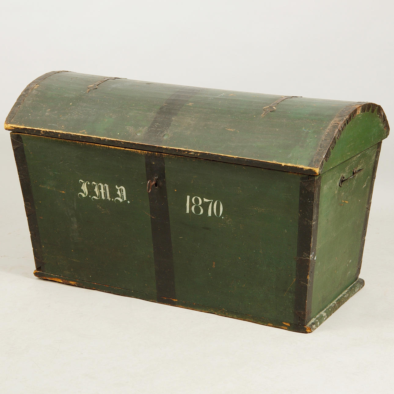 KISTA, grönmålad med smidesbeslag, daterad 1870.