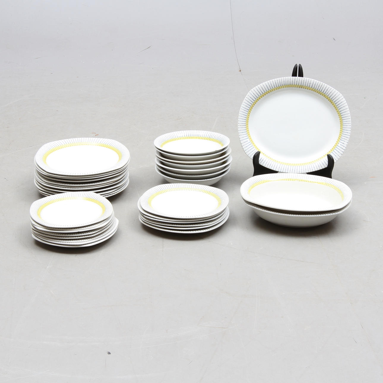 MATSERVIS, 35 delar, porslin, "Pigg", Kjell Blomberg, Gefle Porslinsfabrik.