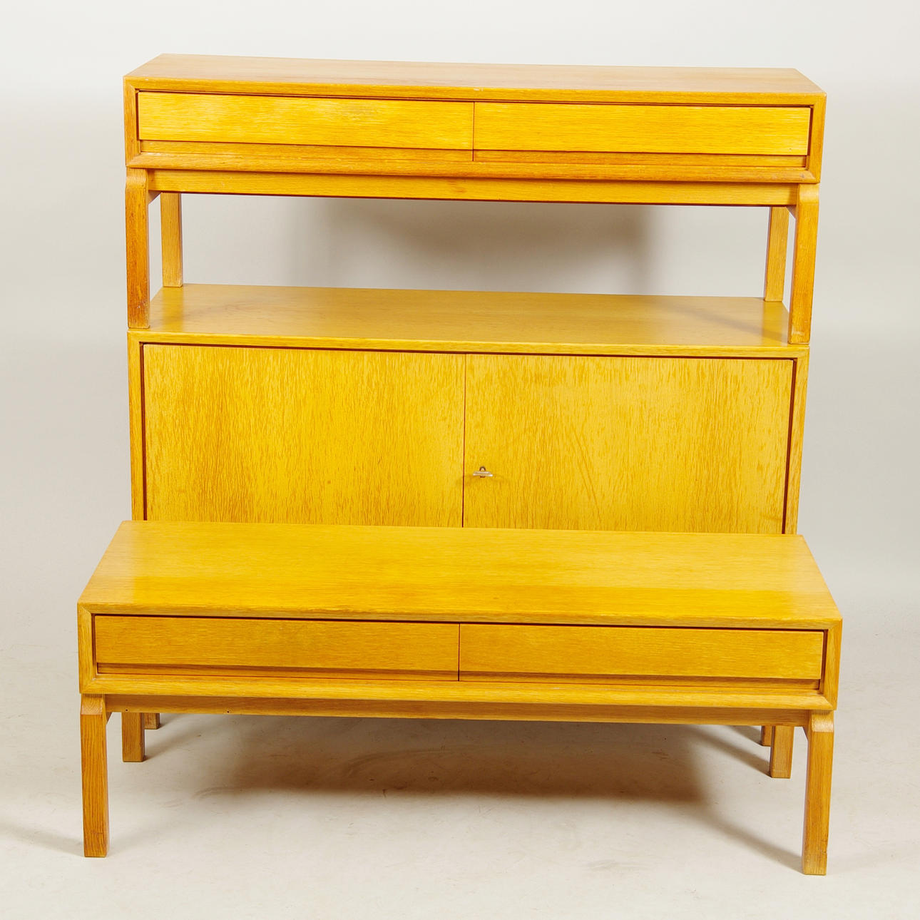 SKÅP SAMT 1 PAR BÄNKAR, ek, Erik Wörtz, 1960-tal.