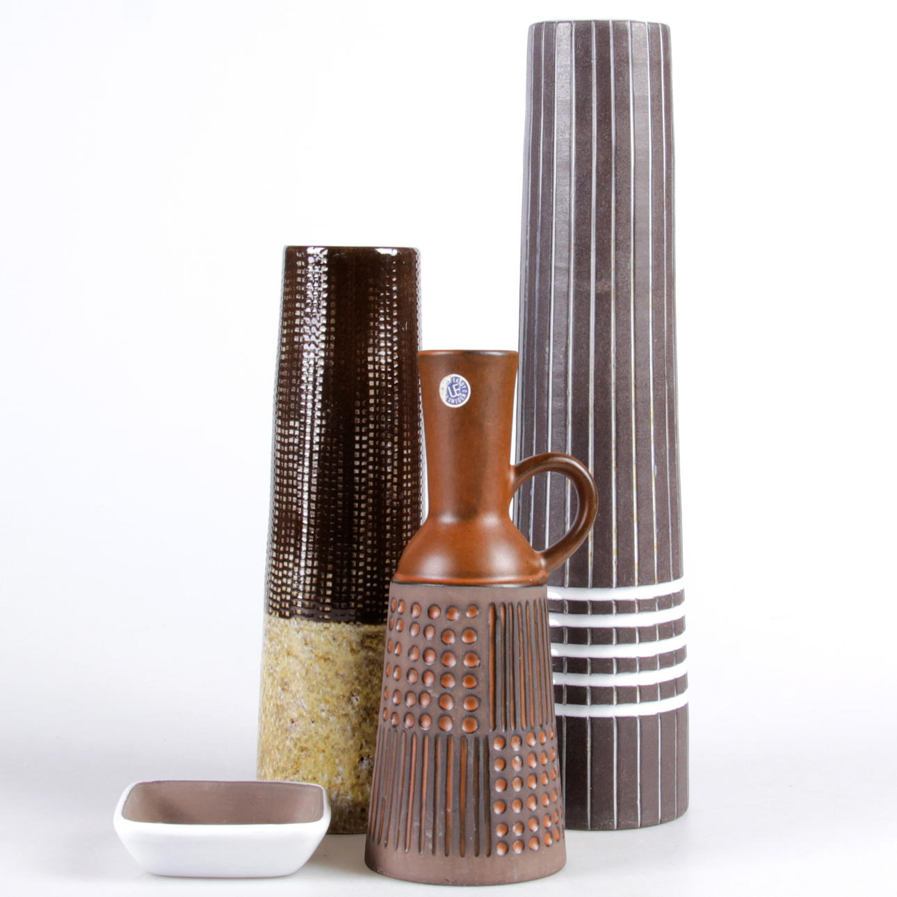 VASER, samt fat, 4 delar, devis glaserad keramik, Upsala Ekeby, 1900-talets andra hälft.