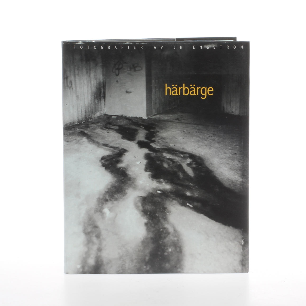 BOK, "Härbärge". Fotografier av J. H. Engström. Stockholm, 1997.