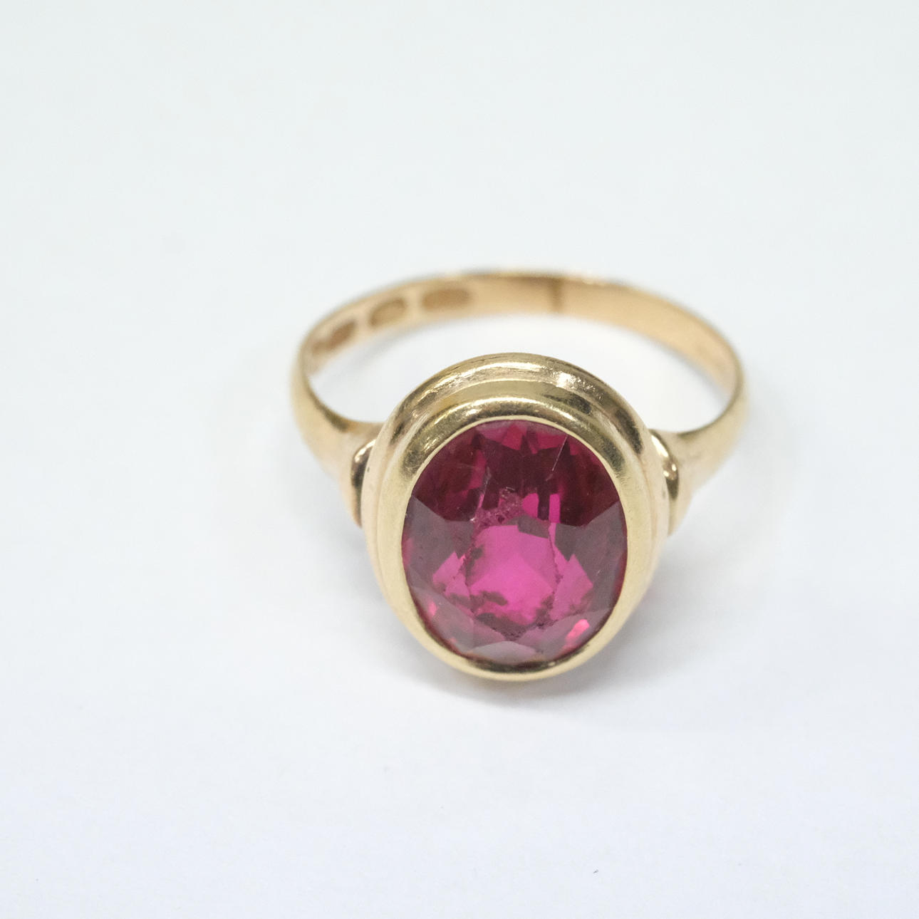 RING MIT ROTEM STEIN, 14 KARAT GOLD.
