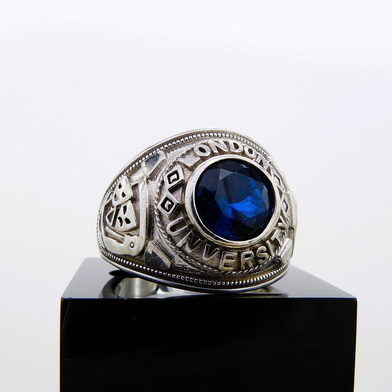 Silberner Siegelring mit blauem Stein.