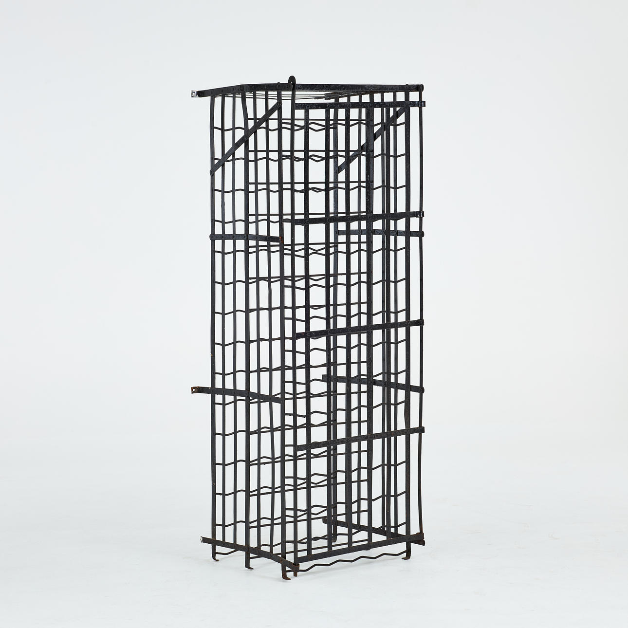 VINSTÄLL. Järn, 18/1900-tal, för ca 150 flaskor.