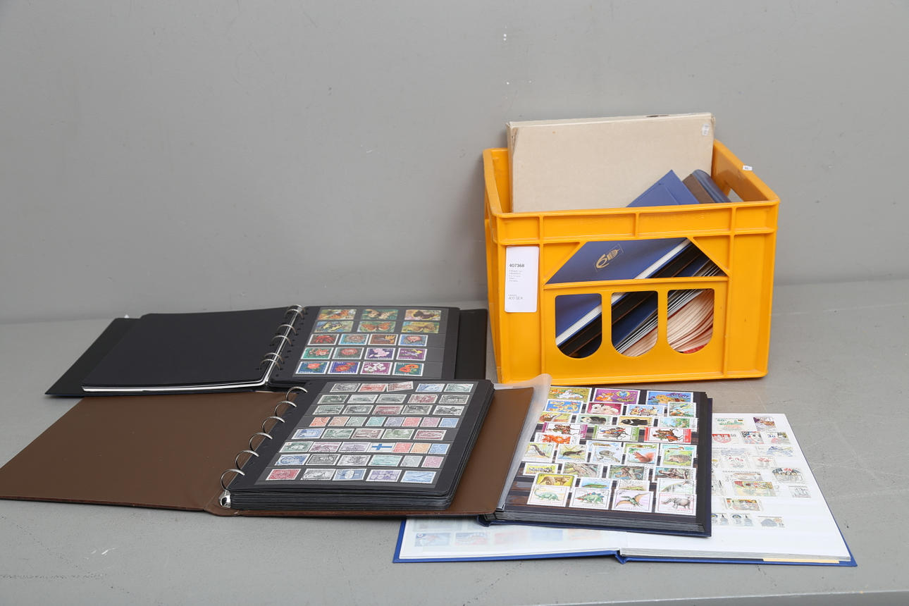 PÄRMAR med FRIMÄRKEN, bl.a. 21 små häften, utländska.