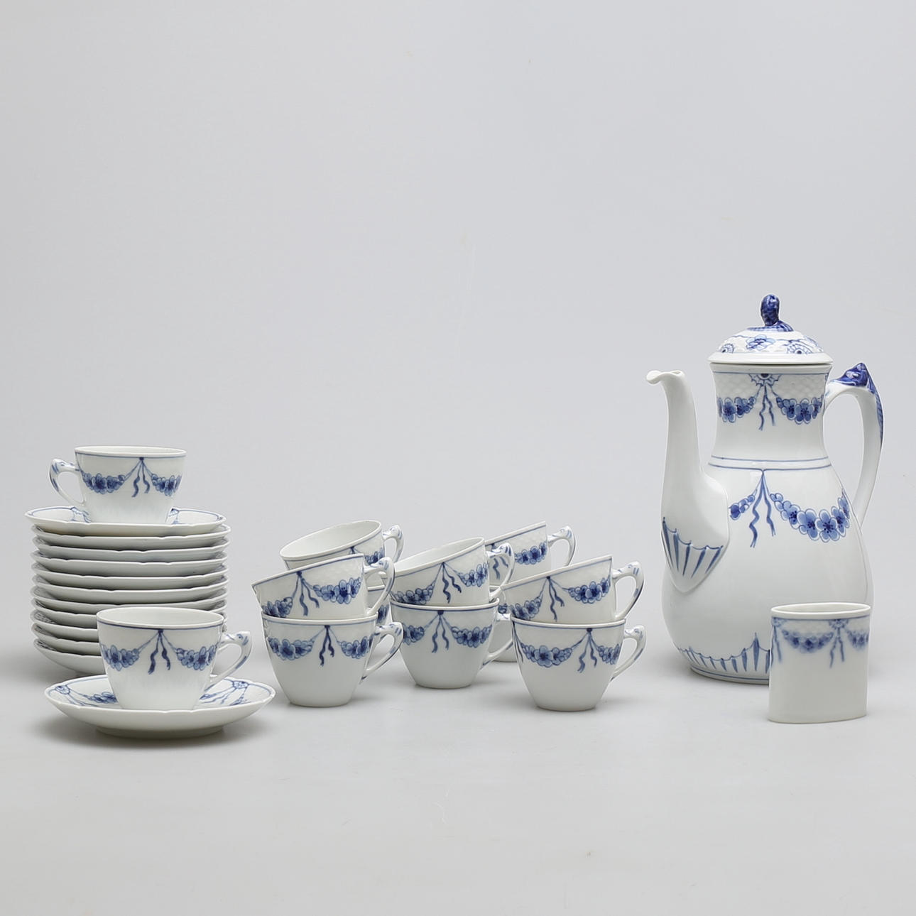 KAFFESERVIS i porslin, 26 delar "Empire", Bing & Gröndahl, Danmark.