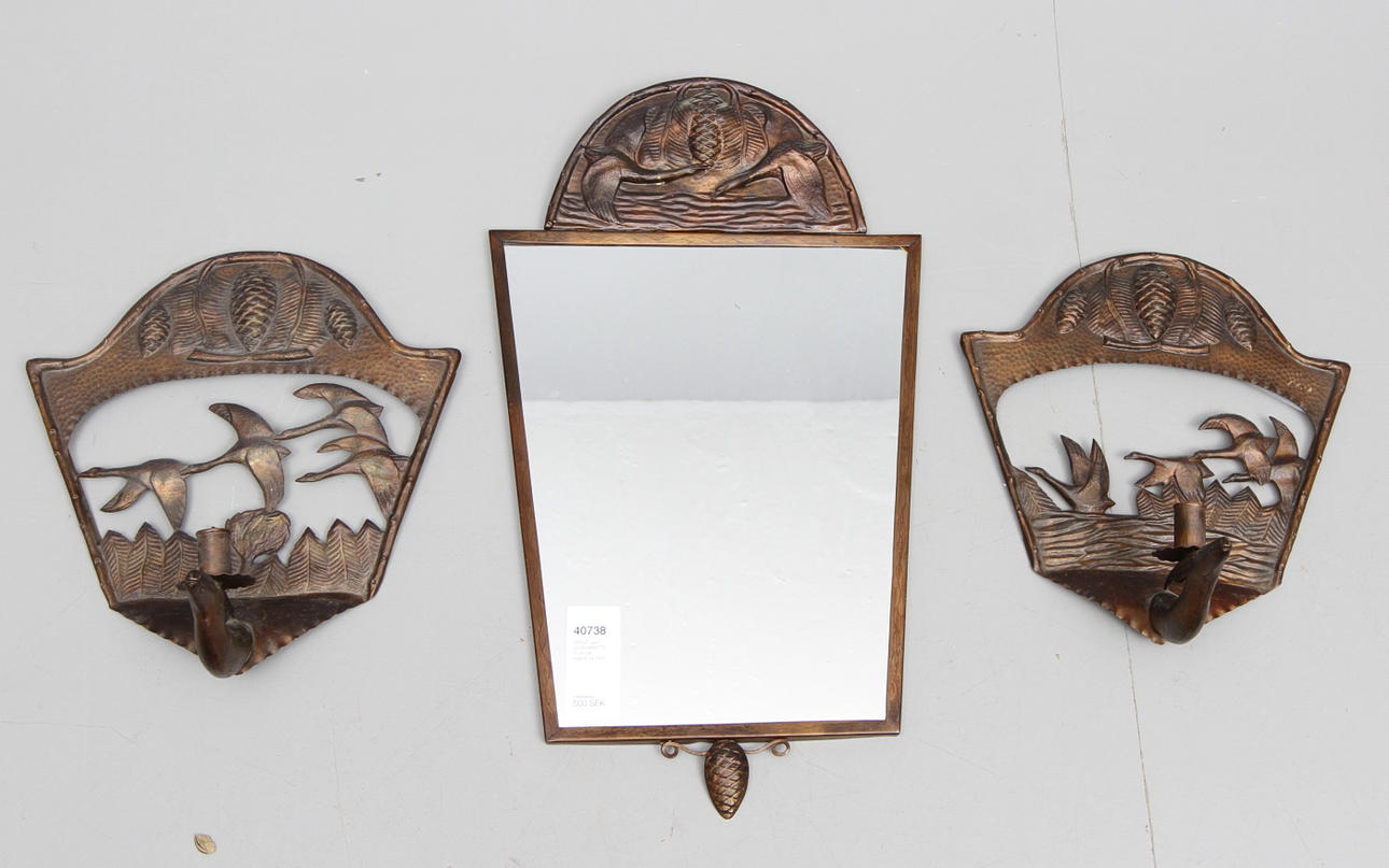 SPEGEL samt LJUSLAMPETTER, ett par, jugend, ca 1920.