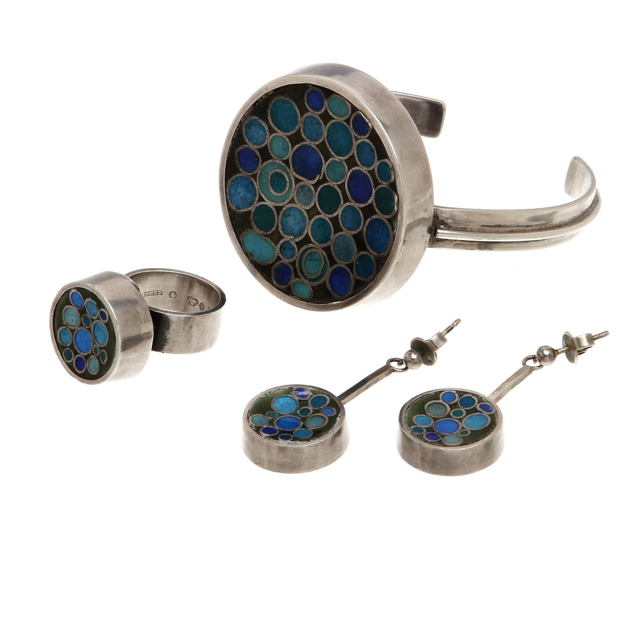 LARS ARBY. Armband, ring och örhängen, 1 par. Silver och emalj, Göteborg 1967 och 1973.