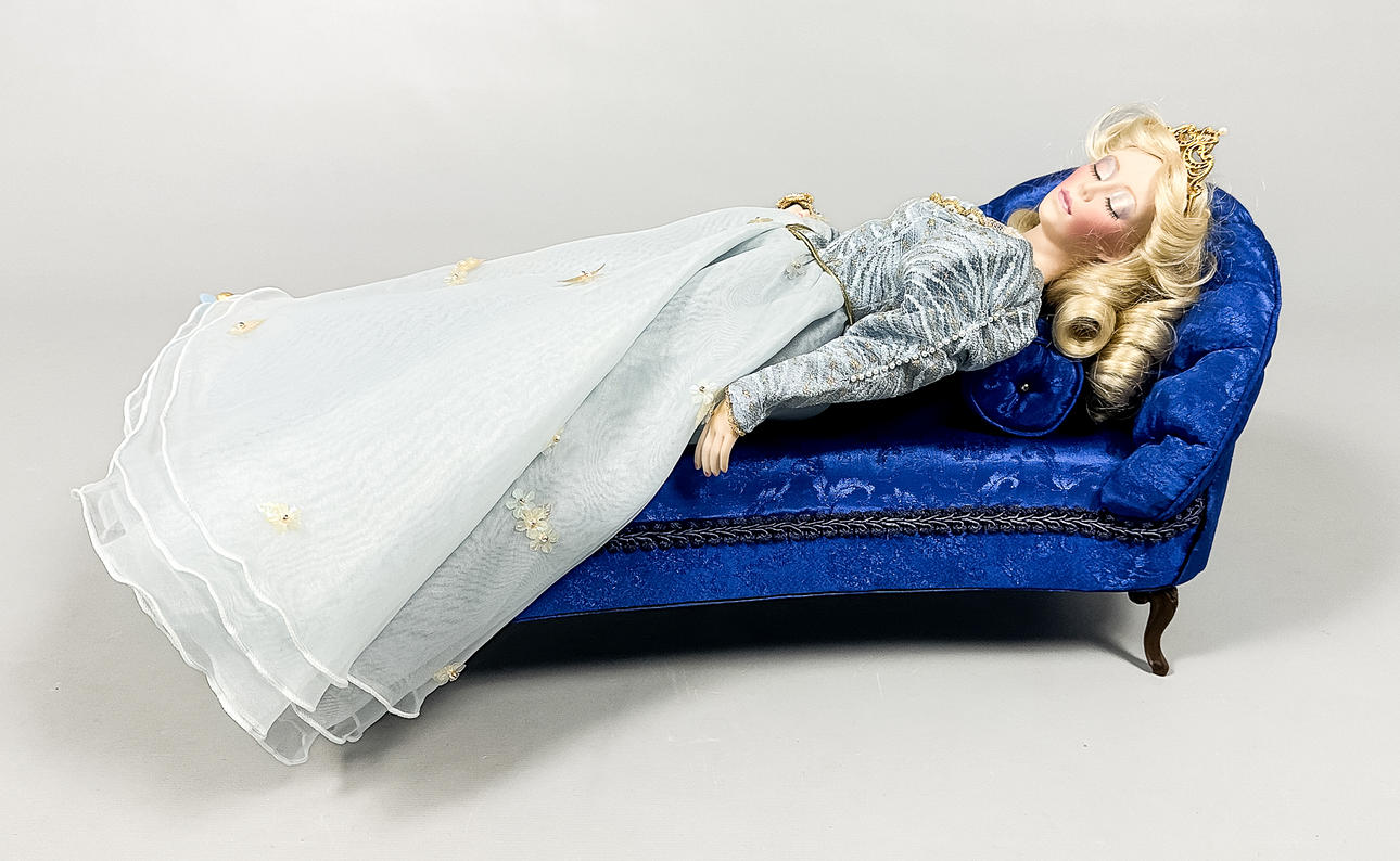 GERDA NEUBACHER. DOCKA & SCHÄSLONG, porslin, "Törnrosa".