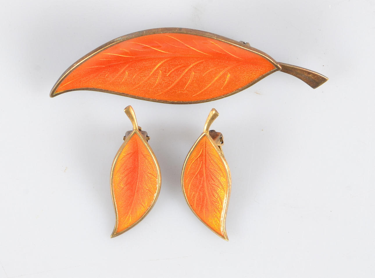 BROSCH SAMT ÖRHÄNGEN,förgyllt sterlingsilver och emalj. Brd. B Bjorklund.