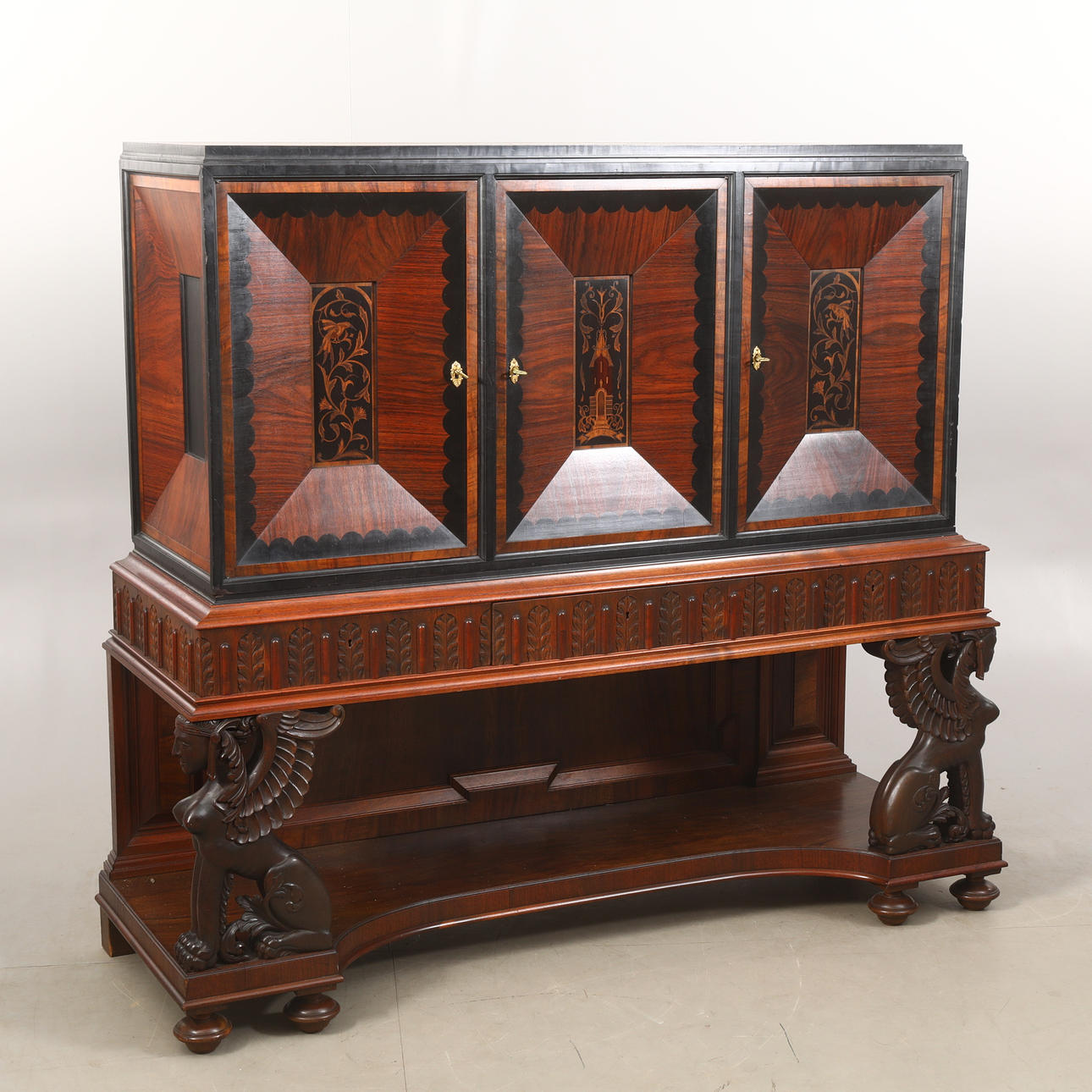 Ein barocker Schrank/Sideboard, AB Axel Beckmans Möbelfabrik Norrköping, 20. Jahrhundert.