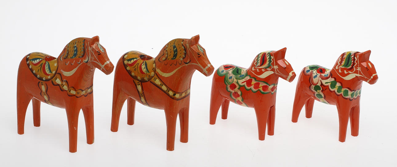 DALAHÄSTAR, 4 st varav två stycken ljusstakar.