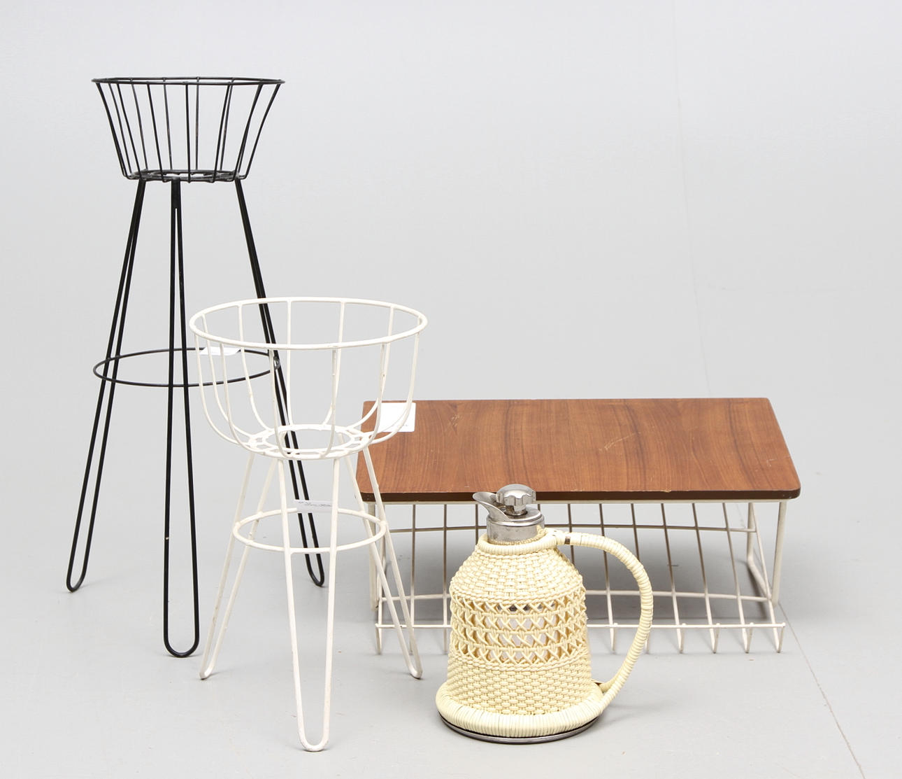 VÄGGHYLLA, BLOMSTERPIEDESTALER, 2 st, samt TV-KANNA, 1950/60-tal.