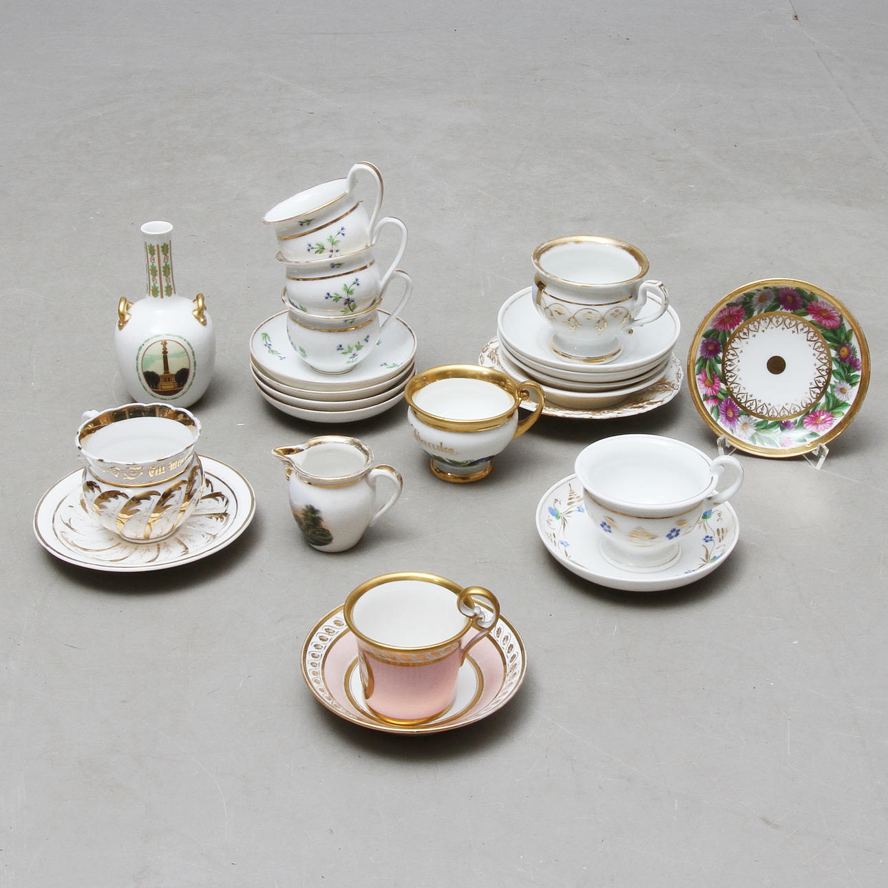 PARTI PORSLIN, ca 10 delar, mestadels kaffekoppar, bland annat Dagoty à Paris, KPM, 1800-tal.