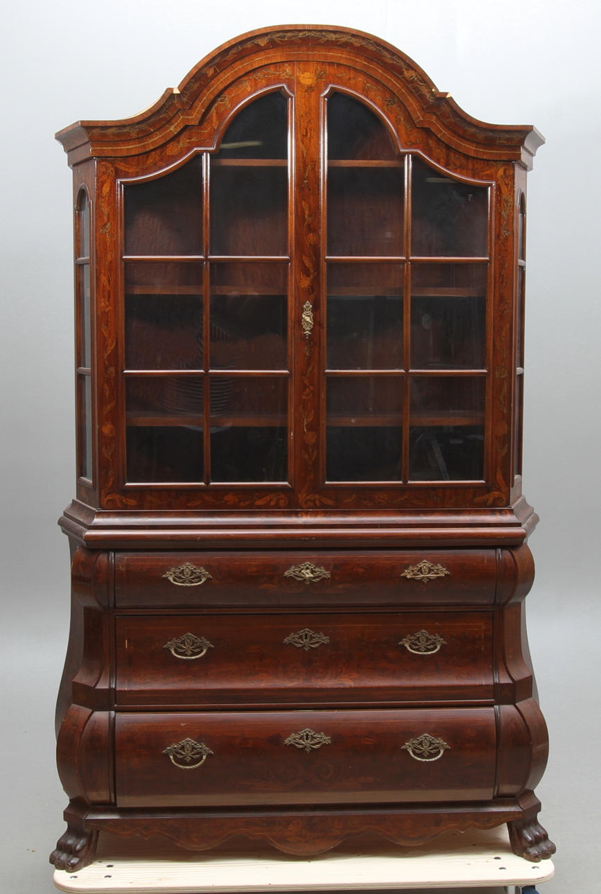 VITRINSKÅP, holländsk rokokostil, 1900-tal.