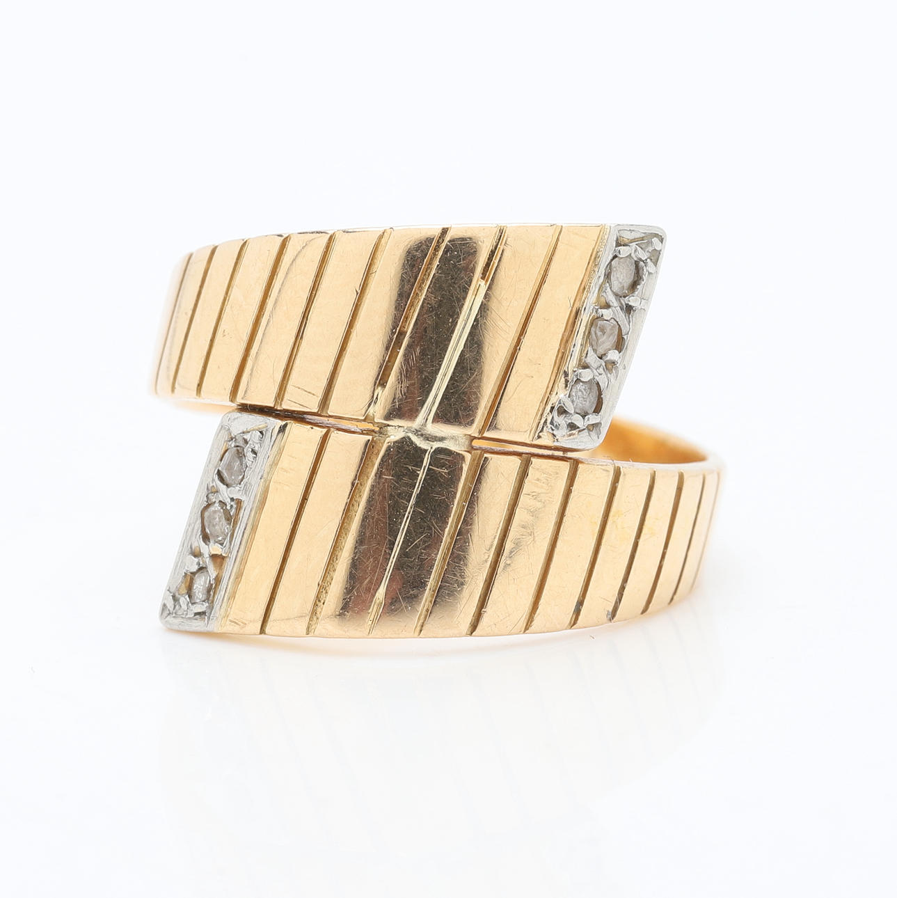 A 18K gold ring with stones. Total weight approx. 5.7 g.
