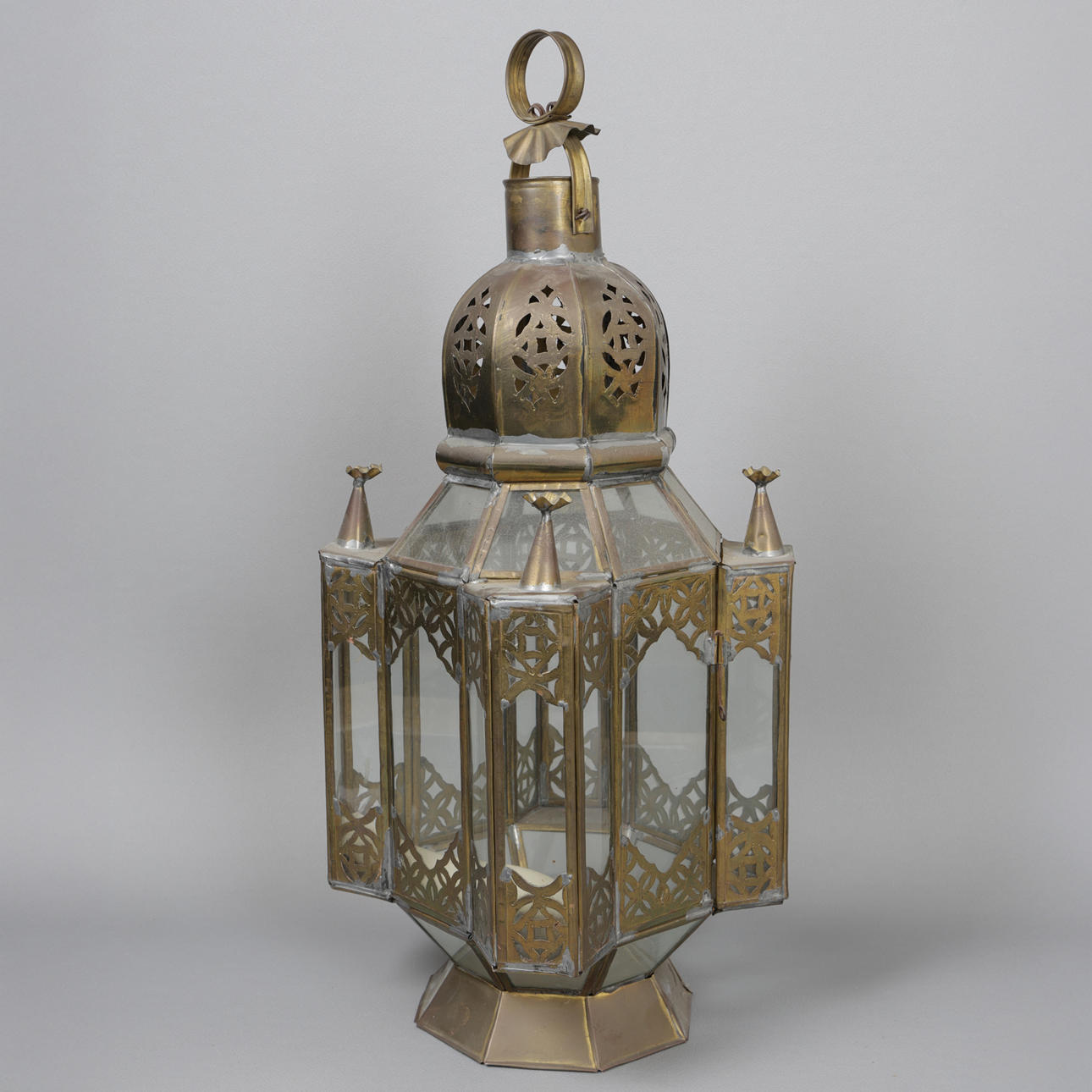 EN MAROCKANSK HÄNGANDE LYKTA.