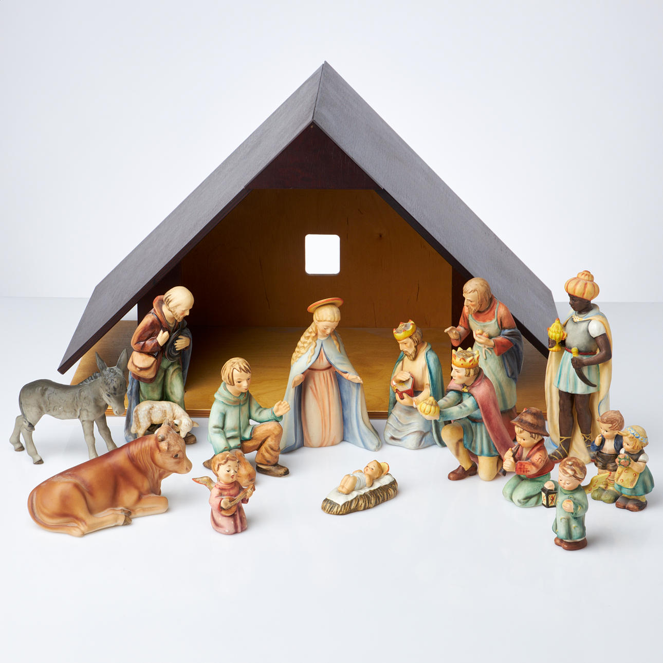 WEIHNACHTSKRIPPE, Goebel, Deutschland, mit 14 Keramikfiguren, nummeriert 940/2000, Holzställe.