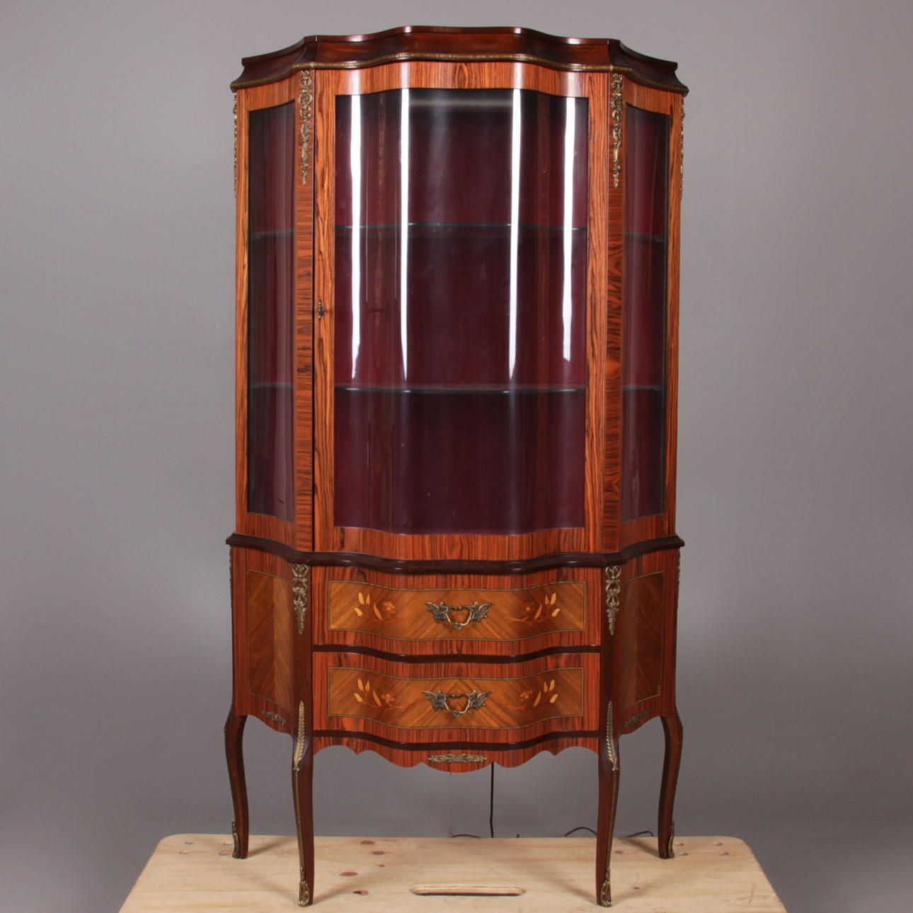 VITRINSKÅP, mahogny, intarsia, Louis XVI-stil, 1900-talets mitt.