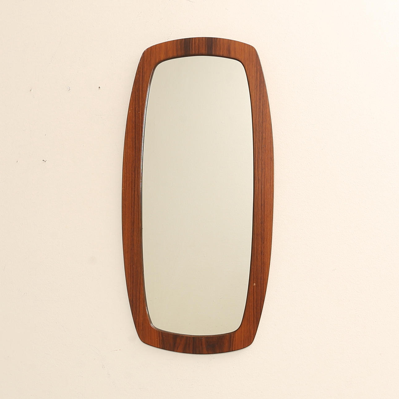 Ein Spiegel aus der Mitte des 20. Jahrhunderts.