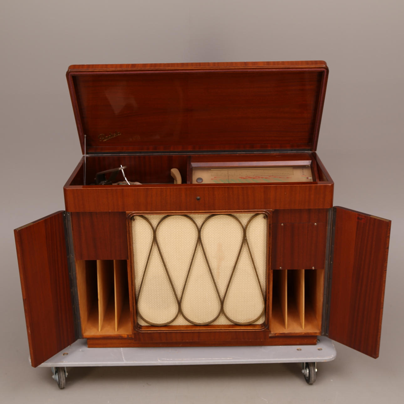 RADIOGRAMMOFONMÖBEL, trä, Radiola & AGA, första delen 1900-talet.