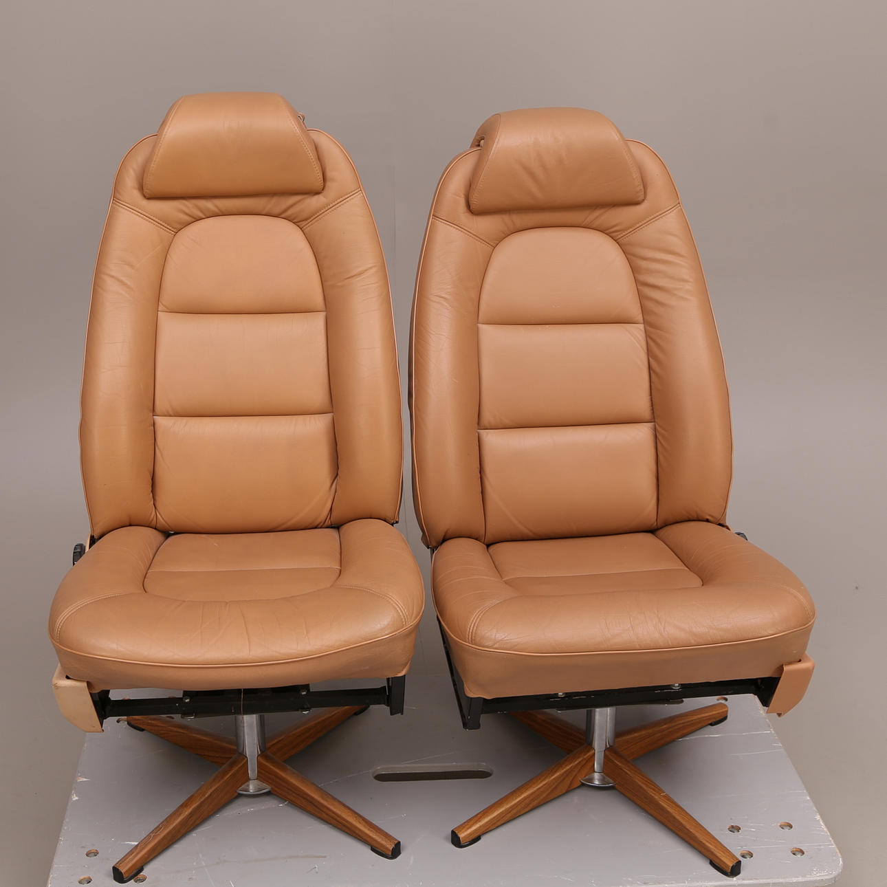 BILSTOLAR, ett par, brunt skinn, SAAB, 1900-tal.