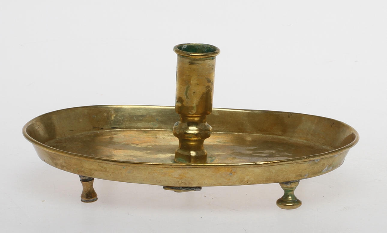 LJUSPLÅT på ben, mässing, barock, 1700-tal.