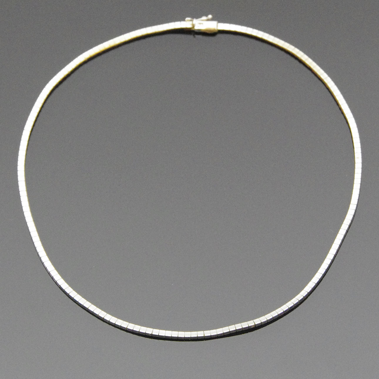 HALSBAND, halvstelt, 18K vitguld.