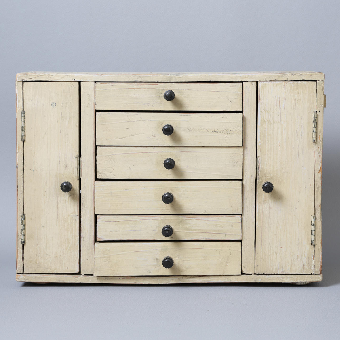 EINE VOM KÜNSTLER BEMALTE TISCHTRUHE.