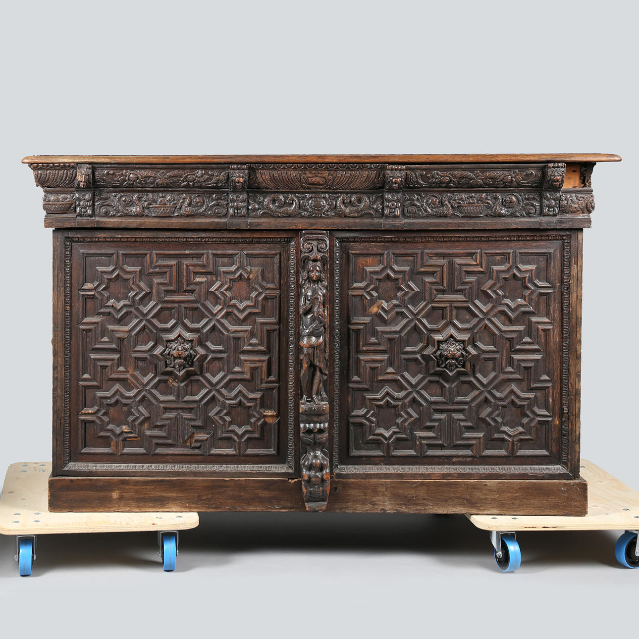 EN STOR VICTORIANSK EGETRÆSKÆNK.