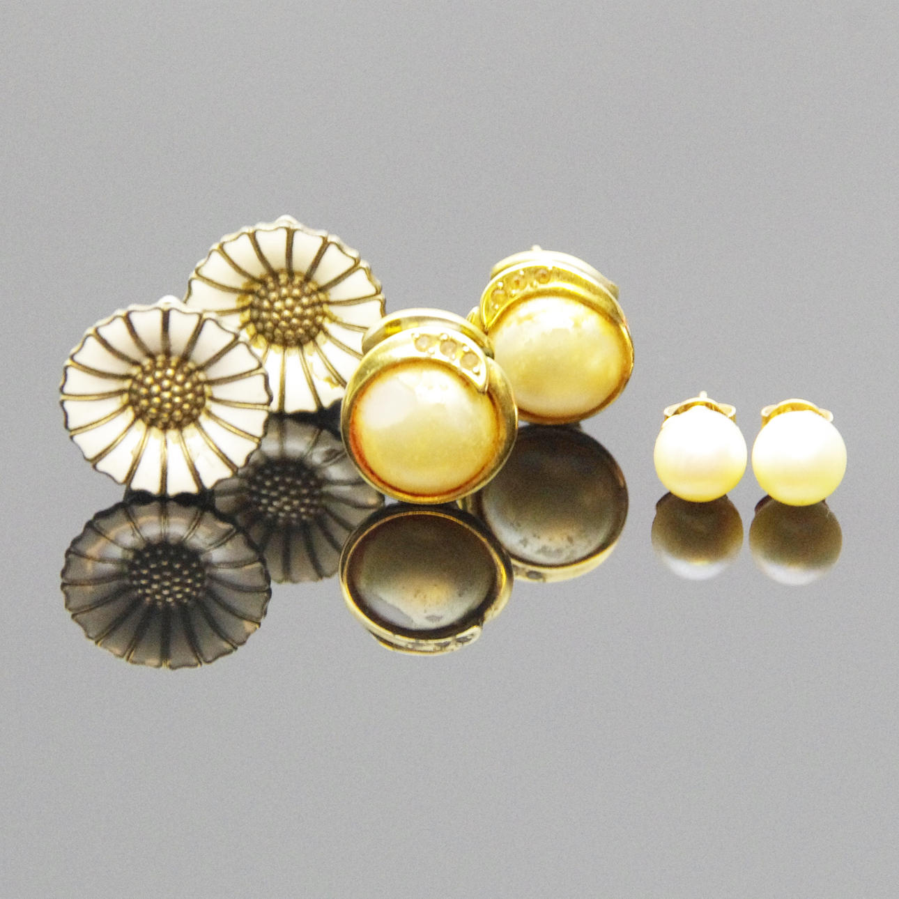 ÖRHÄNGEN, 3 par, guld/silver, bl.a. Daisy Georg Jensen.