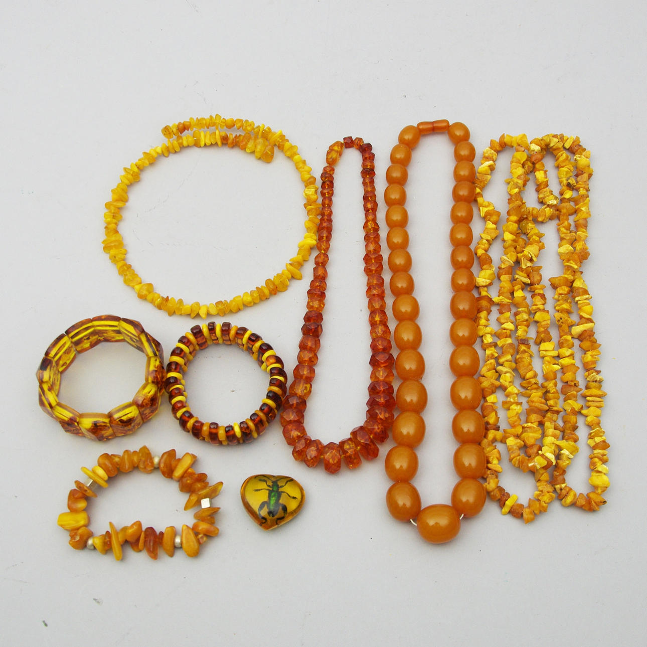 COLLIERER SAMT ARMBAND, bl.a. bärnsten.