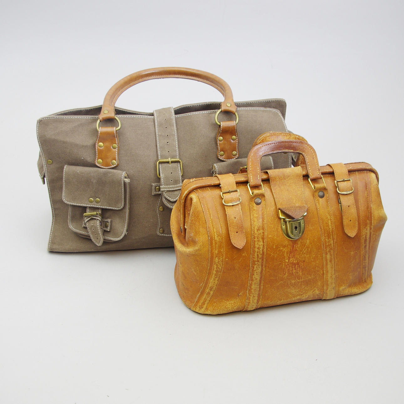 VÄSKOR, 2 stycken, skinn/canvas.