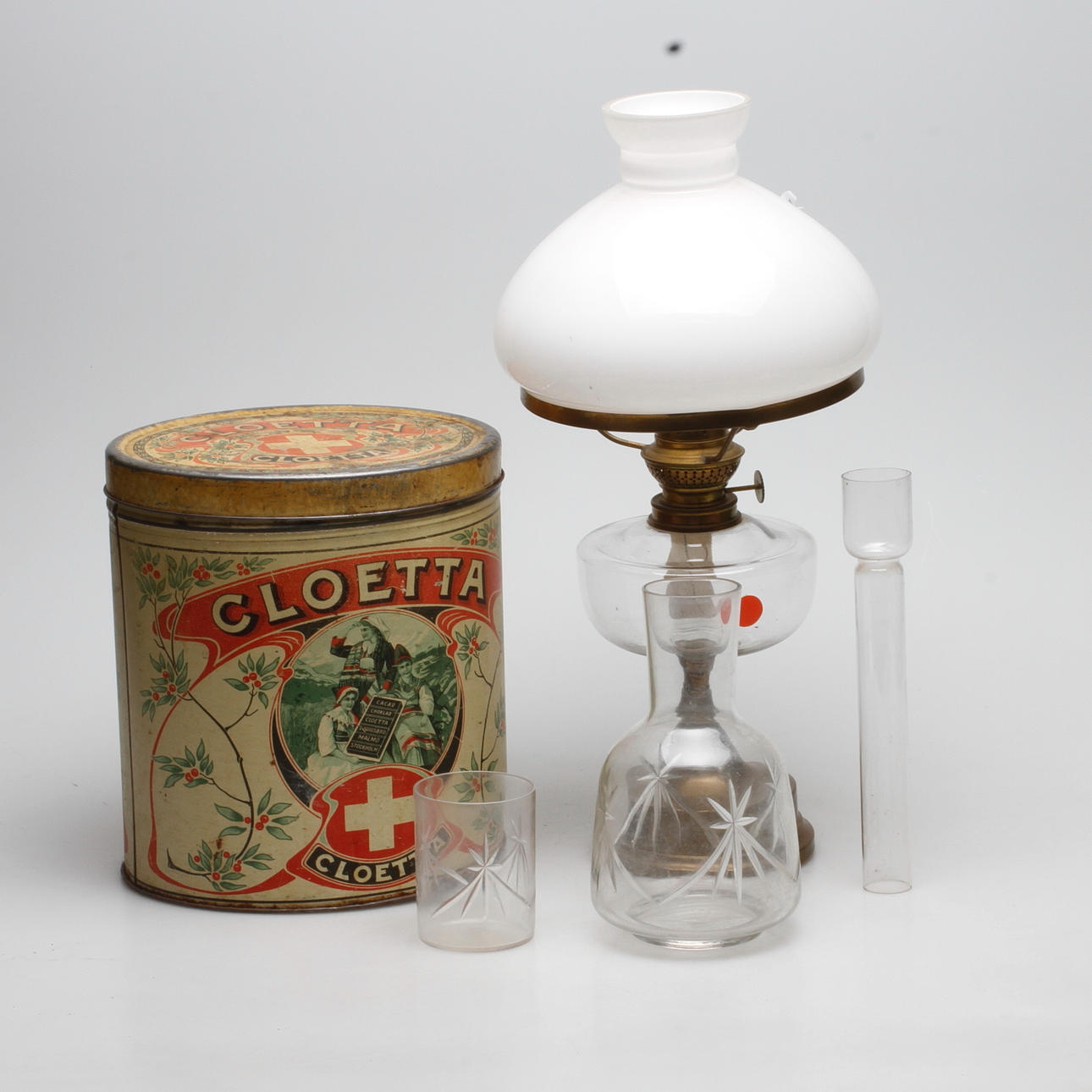 BORDSFOTOGENLAMPA, PLÅTBURK OCH FLASKA MED GLAS, 1900-talets första hälft.