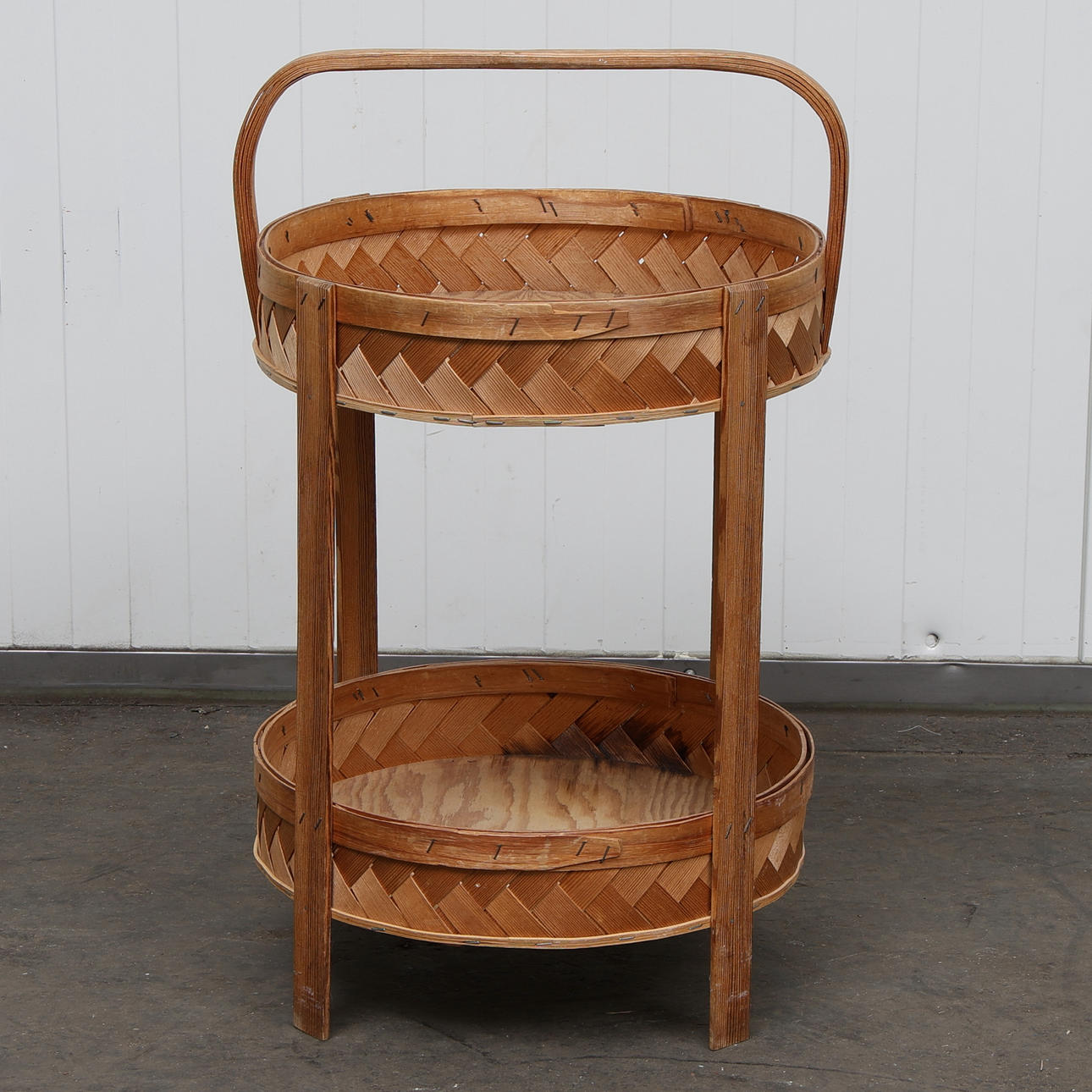 BRICKBORD, trä och flätad korg, 1900-tal.